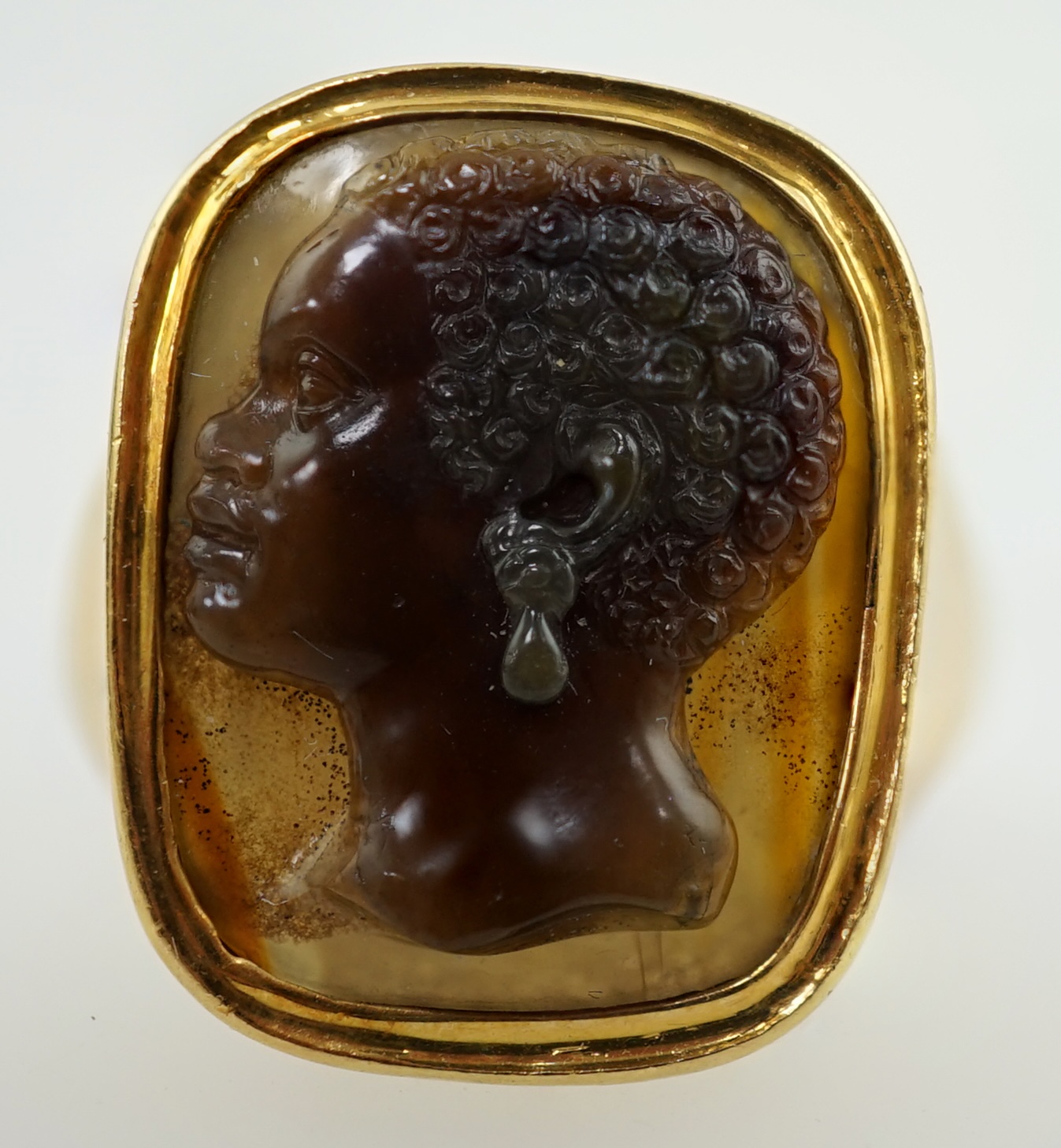 An antique 18ct gold and agate? set cameo ring
